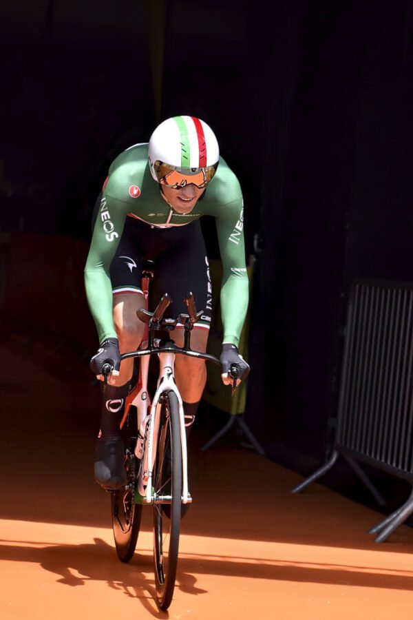 depart d un coureur cycliste au criterium du dauphine maillot vert de l equipe ineos