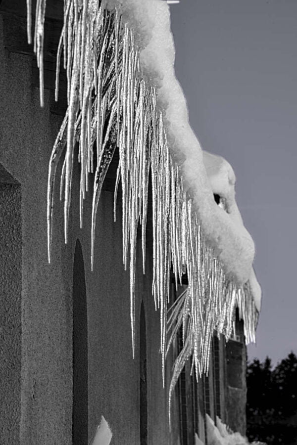 stalactites au bord d un toit