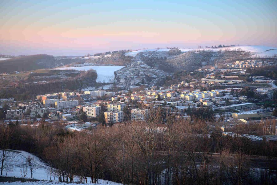 panorama sur une commune la ricamarie en hiver et sous la neige un soit tombant