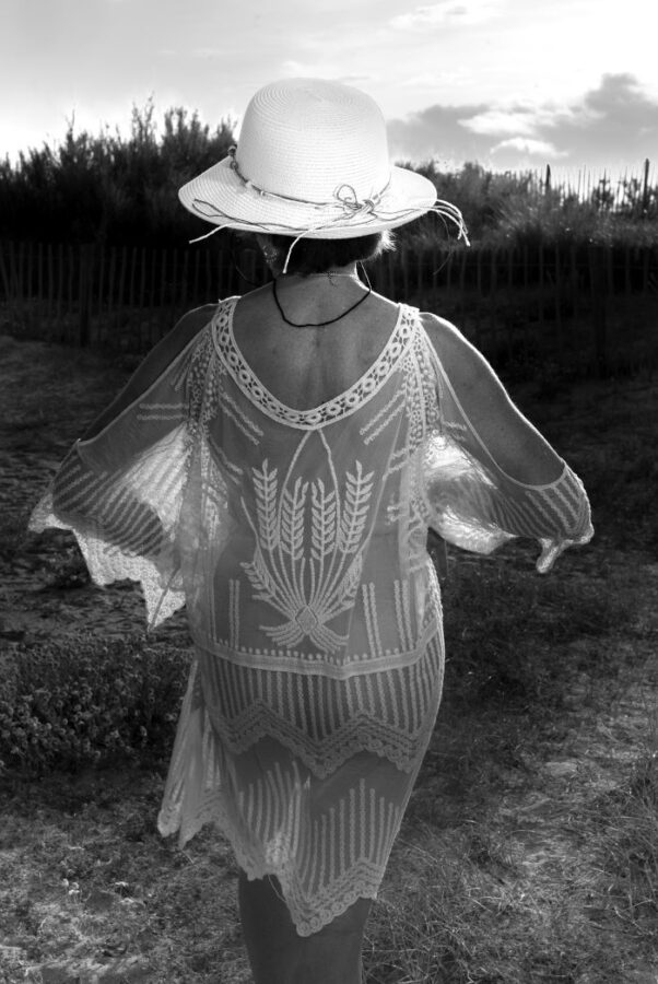 Pose d'une femme de dos dans une combinaison transparente